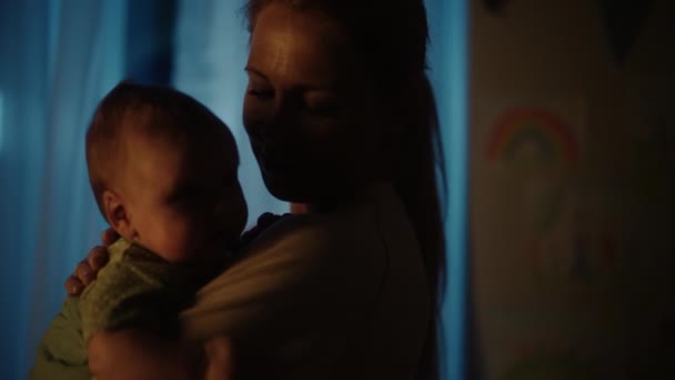Madre sosteniendo al bebé recién nacido en el dormitorio — Vídeos de Stock