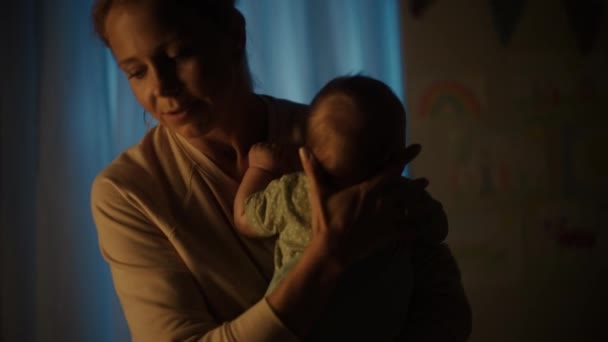 Mamma sätter det nyfödda barnet i barnsäng — Stockvideo