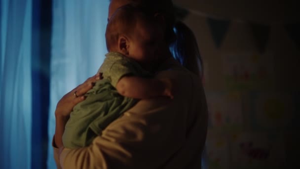 침실에서 갓 태어난 아기를 안고 있는 어머니 — 비디오