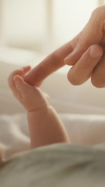 Imágenes verticales Primer plano recién nacido madre vinculación — Vídeos de Stock