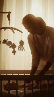 Dikey Görüntü Anne Yeni Doğmuş Bebeği Beşikten Aldı