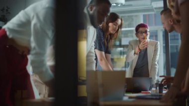 Modern Ofis İş Ekibi Masa Çevresinde Toplantı