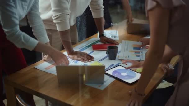 Reunião moderna da equipe do escritório em torno da tabela — Vídeo de Stock