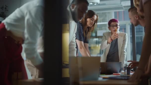 Modernes Büro-Business-Team trifft sich am Tisch — Stockvideo