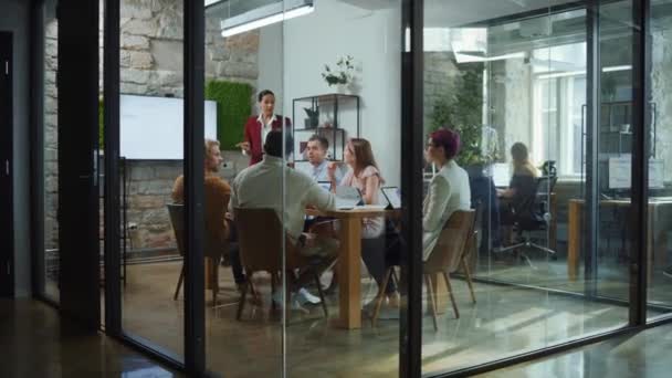 現代オフィスビジネスチームミーティング — ストック動画