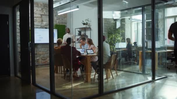 Reunión de equipo de negocios de oficina moderna — Vídeos de Stock