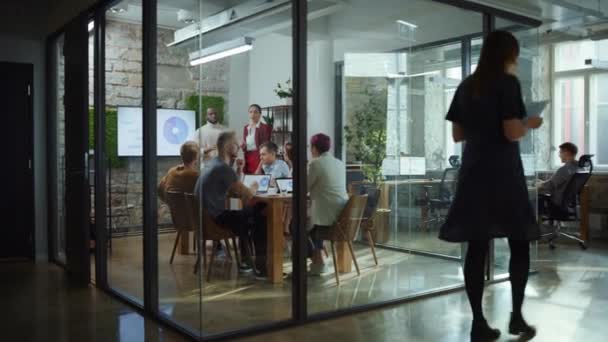Grote drukke moderne Office Business Team Meeting — Stockvideo