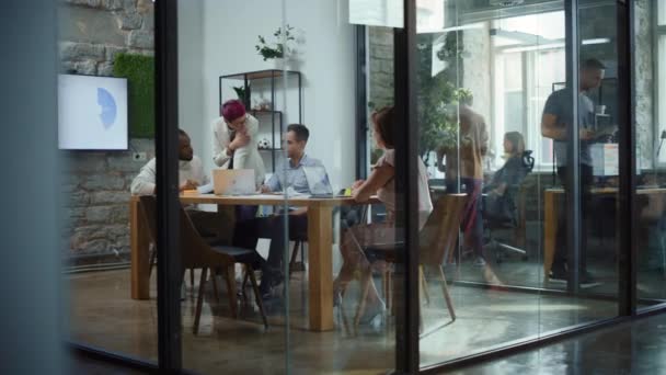 Большая деловая команда встречается в офисе — стоковое видео
