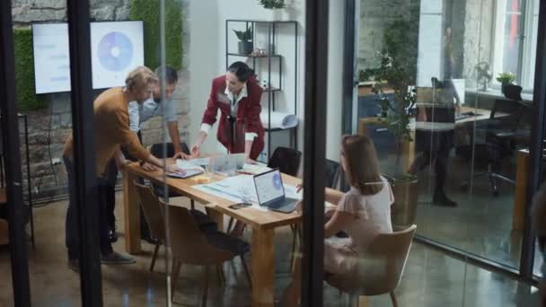 Reunión del equipo de negocios de Big Busy Modern Office — Vídeo de stock