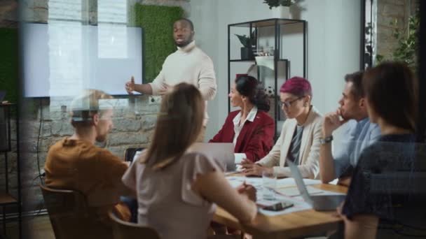 Großes Treffen moderner Büro-Geschäftsteams — Stockvideo