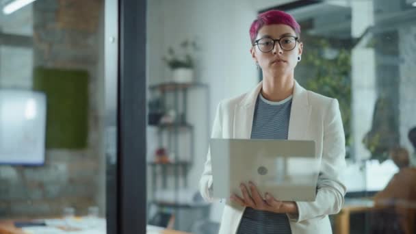 Escritório feminino trabalhando em pé com laptop — Vídeo de Stock