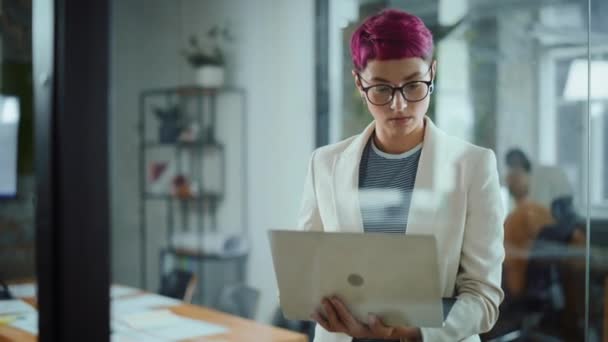 Kadın Ofisi Dizüstü bilgisayarla çalışıyor — Stok video
