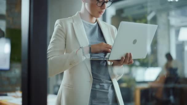 Frauen im Büro arbeiten im Stehen mit Laptop — Stockvideo