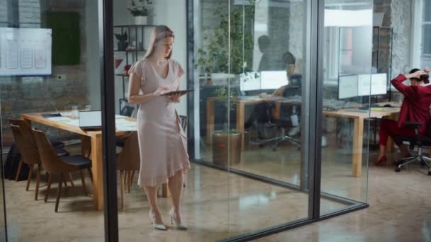 Ufficio femminile di lavoro in piedi utilizzando tavoletta digitale — Video Stock