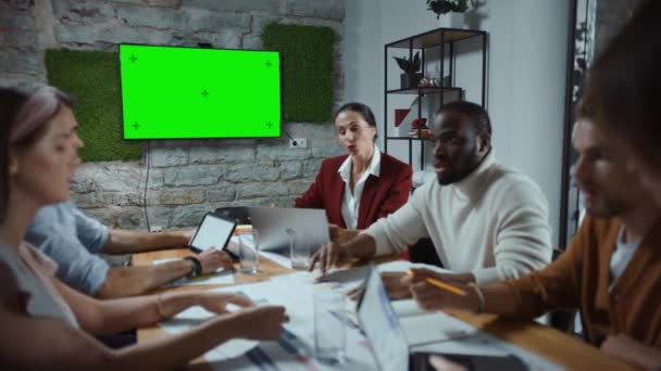 Apresentação de tela verde de reunião de escritório — Vídeo de Stock