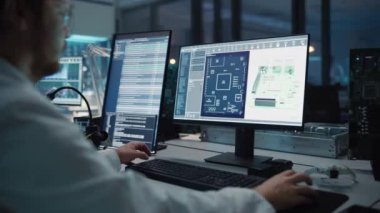 Elektronik Geliştirme Fabrikası Bilgisayarı Kullanan Adam