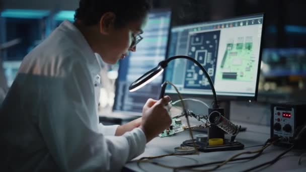 Installation de développement électronique Femme scientifique Soudage Carte mère — Video