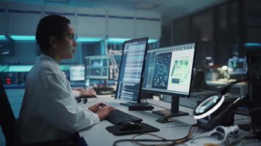 Bilgisayar üzerinde çalışan Elektronik Geliştirme Tesisi Kadın Bilim Adamı