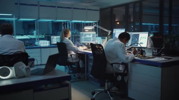 Laboratorium voor Elektronische Ontwikkeling Wetenschappers Werken — Stockvideo