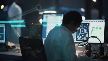 Elektronik Geliştirme Laboratuvarı Bilim Adamları