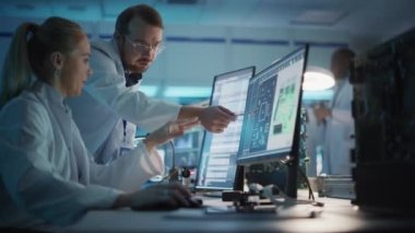 Elektronik Geliştirme Tesisleri Bilim Adamlarından oluşan Ekip.