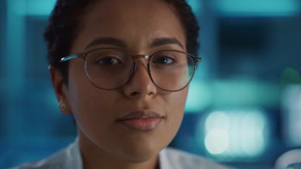 (Inggris) Electronics Development Facility Scientist Portrait — Stok Video