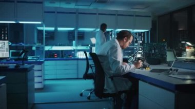 Elektronik Geliştirme Tesisleri Bilim Adamlarından oluşan Ekip