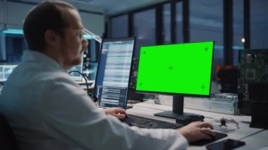 Elektronik Geliştirme Tesisi Bilimadamı Yeşil Ekran Bilgisayarı üzerinde çalışıyor