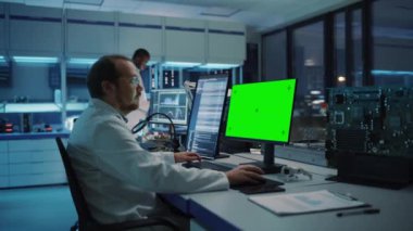 Elektronik Geliştirme Tesisi Bilimadamı Yeşil Ekran Bilgisayarı üzerinde çalışıyor