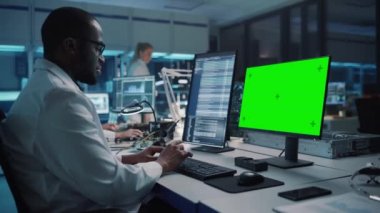 Elektronik Geliştirme Tesisi Bilimadamı Yeşil Ekran Bilgisayarı üzerinde çalışıyor