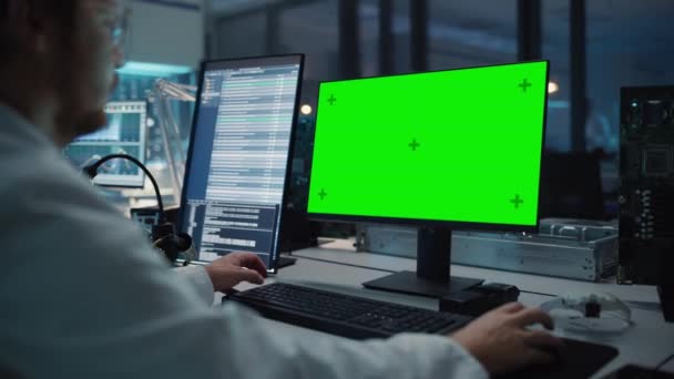 Strumento di sviluppo di elettronica Scienziato che lavora su computer a schermo verde — Video Stock