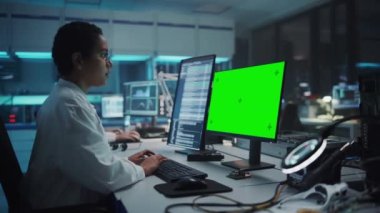 Elektronik Geliştirme Tesisi Bilimadamı Yeşil Ekran Bilgisayarı üzerinde çalışıyor