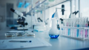 Masasında Sıvı Biyokimyasallar olan Modern Tıbbi Araştırma Laboratuvarı. Bilimsel Laboratuvar Biyoteknoloji Uyuşturucu Geliştirme Merkezi Yüksek Teknoloji, Aşı Teknolojisi 
