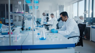 Modern Tıbbi Araştırma Laboratuvarı: Pipette ile çalışan çeşitli bilim adamları, biyokimyasal örnekleri analiz eden, konuşan. Tıp Bilimsel Laboratuvarı, Mikrobiyoloji Geliştirme. Gelişmiş Ekipman