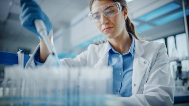 Tıbbi Araştırma Laboratuvarı: Gözlüklü Güzel Kadın Bilimadamının Test Analizi için Mikro Pipette Kullanması. Gelişmiş Tıp, Biyoteknoloji, Mikrobiyoloji Geliştirme Laboratuvarı