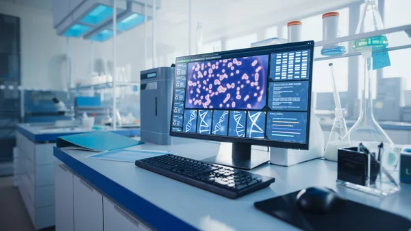 Modern Medical Research Laboratory with Computer, Microscope, Glassware with Biochemicals on the Desk. Scientific Lab Biotechnology Development Center Full of High-Tech Equipment. — Stock Photo, Image