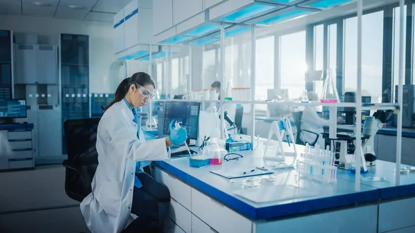 Modern Medical Research Laboratory: Team of Scientists Working with Pipette, Analysing Biochemical Samples, Talking (dalam bahasa Inggris). Lab Ilmiah untuk Kedokteran, Pengembangan Mikrobiologi. Peralatan Lanjutan — Stok Foto
