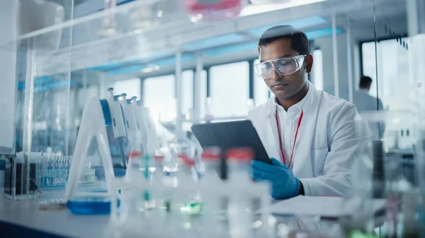 Medical Research Laboratory: Portrait of a Handsome Male Scientist Using Digital Tablet Computer to Analyse Data. Advanced Scientific Lab for Medicine, Biotechnology, Microbiology Development — Stock Photo, Image