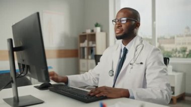 Ofisteki Doktor Masaüstü Bilgisayarı kullanıyor