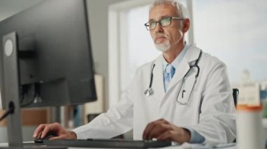 Ofisteki Doktor Masaüstü Bilgisayarı kullanıyor