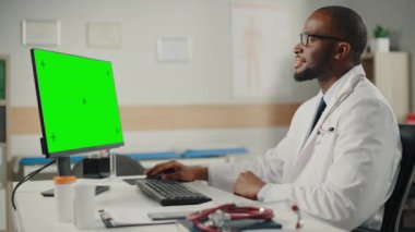 Ofisteki Doktor Yeşil Ekranlı Bilgisayar kullanıyor