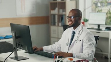 Ofisteki Doktor Masaüstü Bilgisayarı kullanıyor