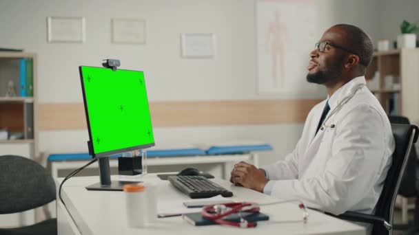 Doutor no escritório usa computador com tela verde — Vídeo de Stock