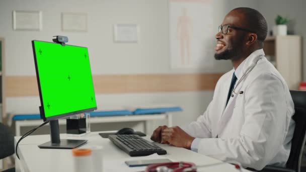Doctor in Office maakt gebruik van Computer met Green Screen — Stockvideo