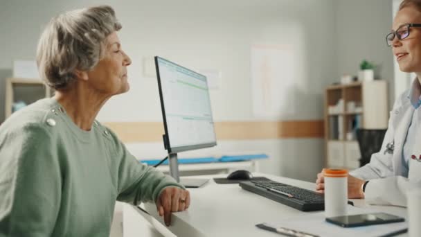 Il medico parla con il paziente anziano — Video Stock