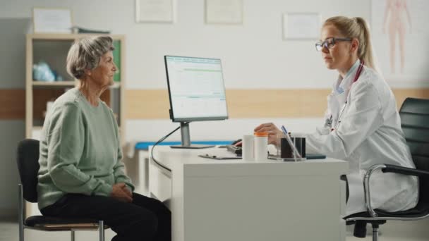 Médico habla con paciente de edad avanzada — Vídeos de Stock
