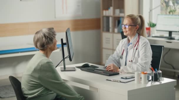 Médico Fala com Paciente Idoso — Vídeo de Stock