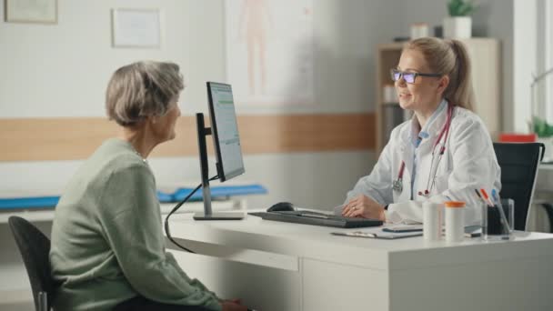 Lekarz rozmawia ze starszym pacjentem — Wideo stockowe