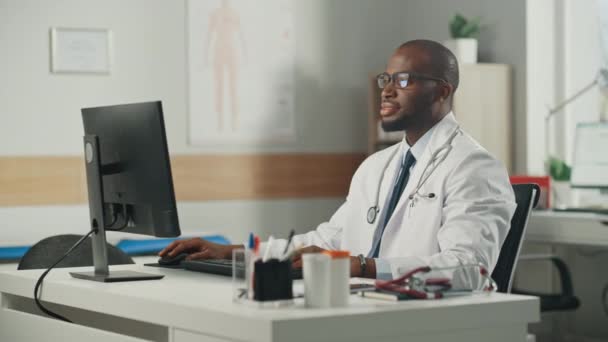 オフィスの医師は、デスクトップコンピュータを使用します — ストック動画