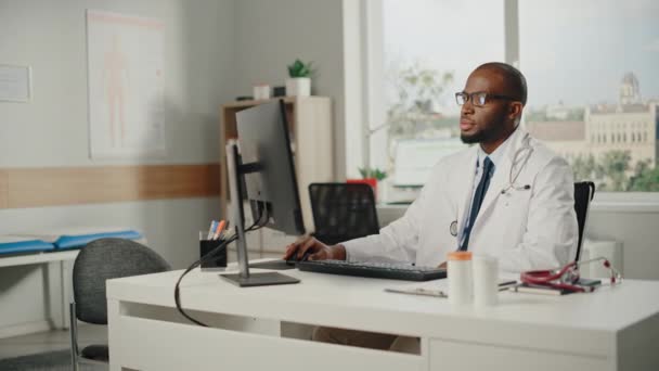 Doctor in Office uses Desktop Computer — Stock Video